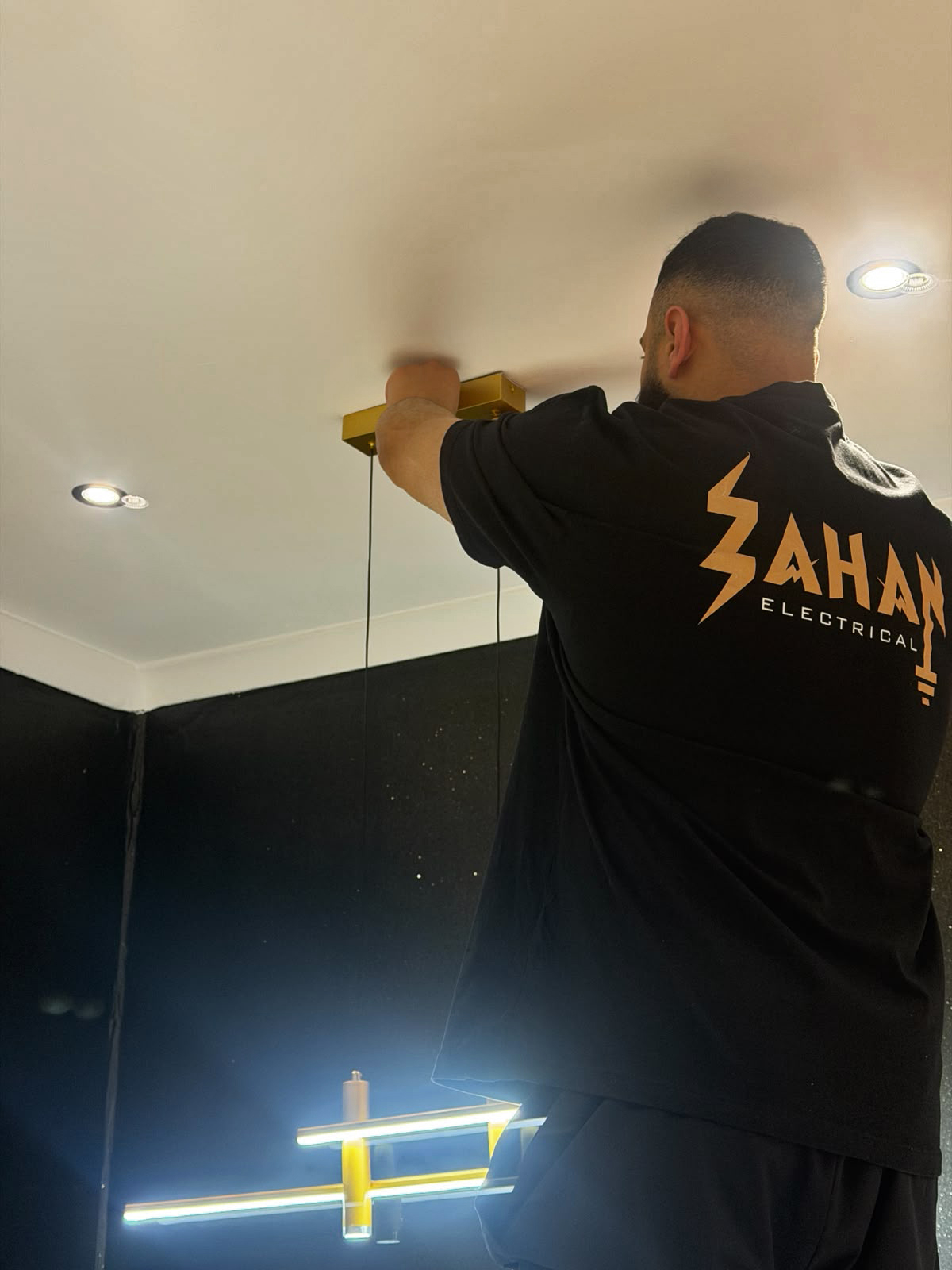 Hedz installing a ceiling light fitting